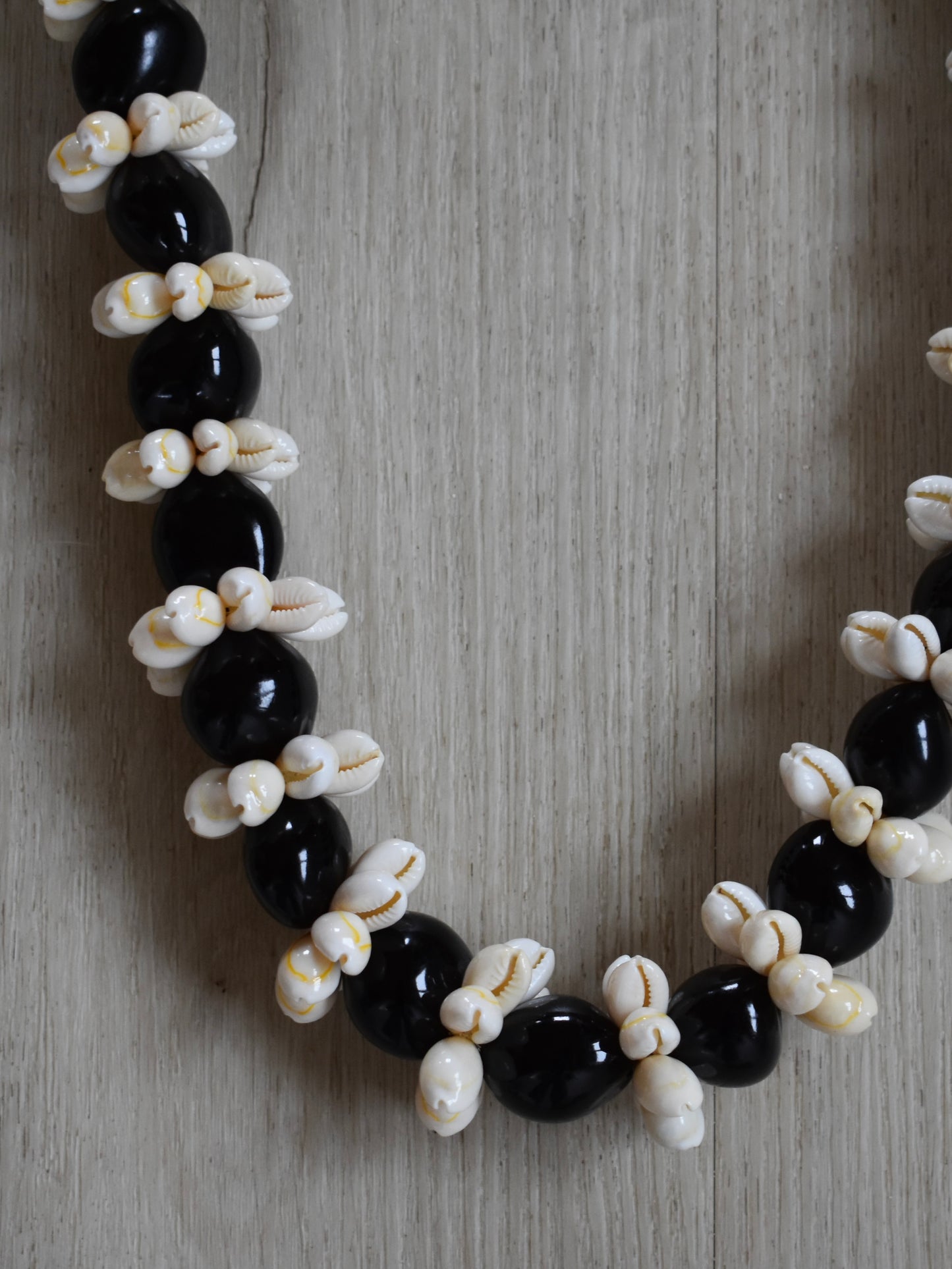 Kukui Nut + Cowrie Shell Lei - Black