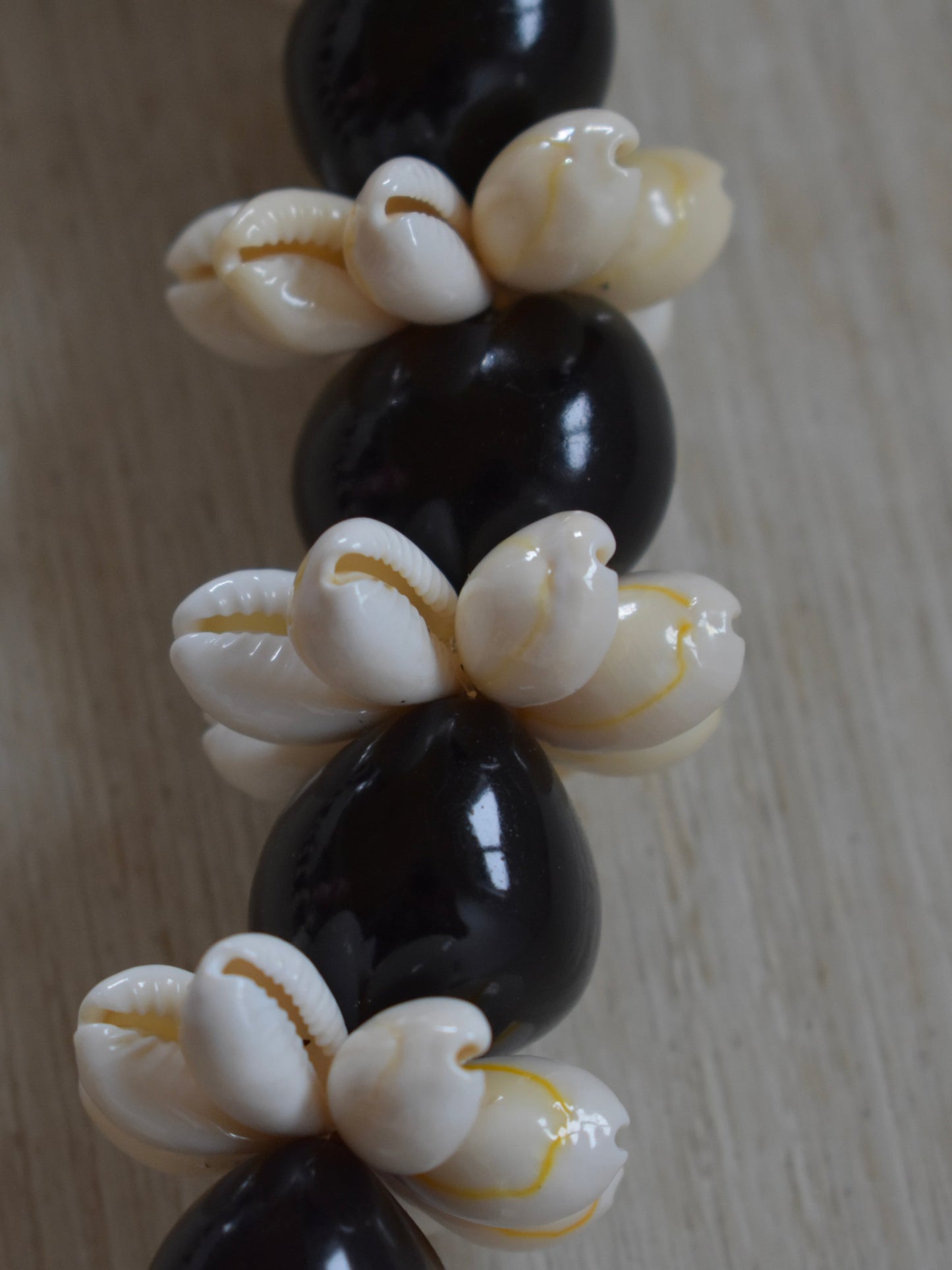 Kukui Nut + Cowrie Shell Lei - Black