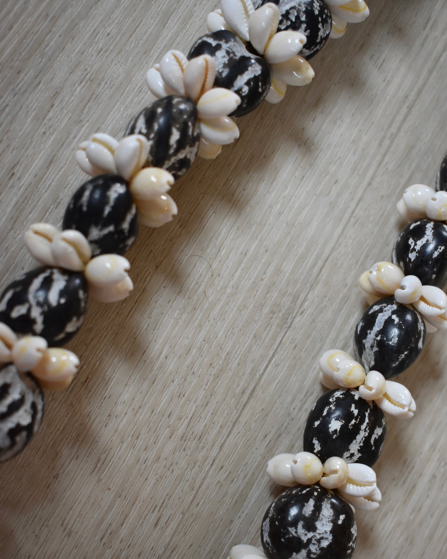 Kukui Nut + Cowrie Shell Lei - Black + White Marbled