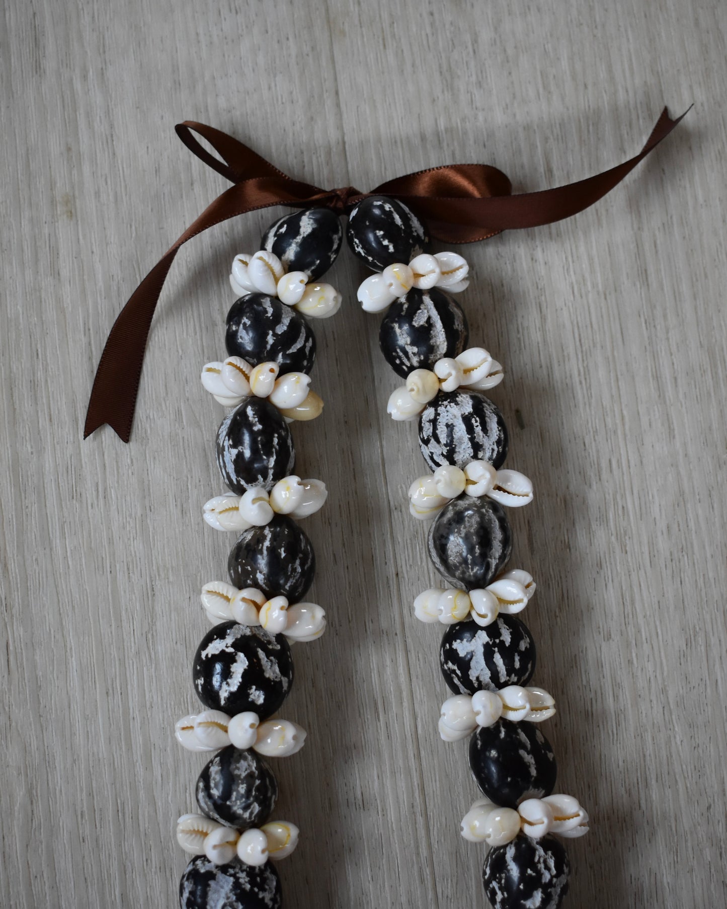 Kukui Nut + Cowrie Shell Lei - Black + White Marbled