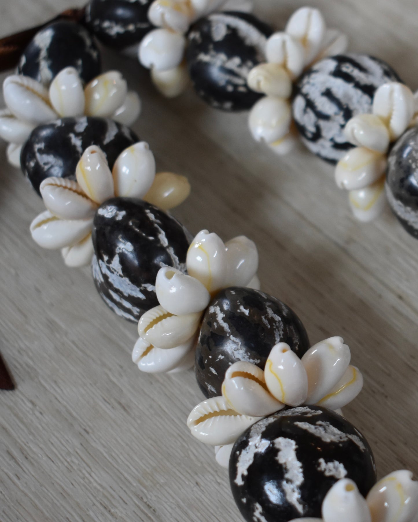 Kukui Nut + Cowrie Shell Lei - Black + White Marbled