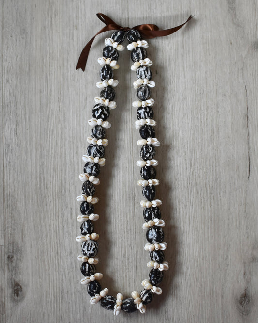 Kukui Nut + Cowrie Shell Lei - Black + White Marbled