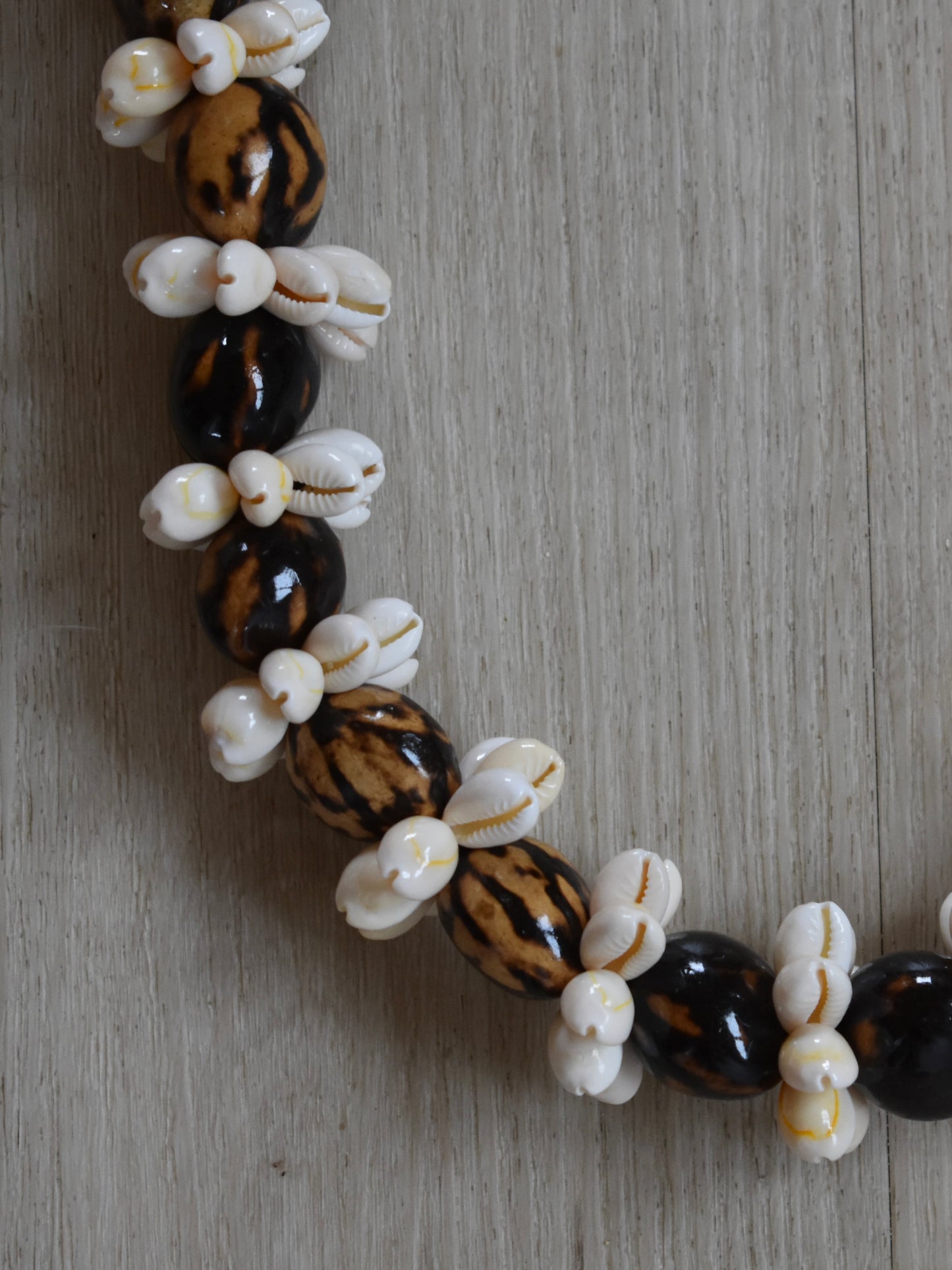 Kukui Nut + Cowrie Shell Lei - Brown